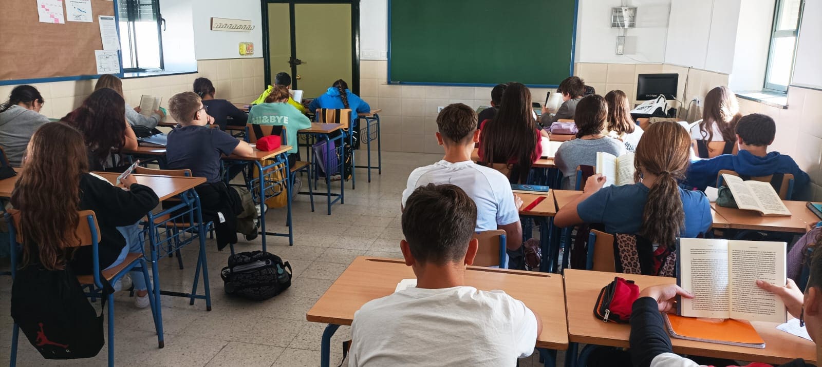 Alumnado leyendo en el IES Santo Domingo